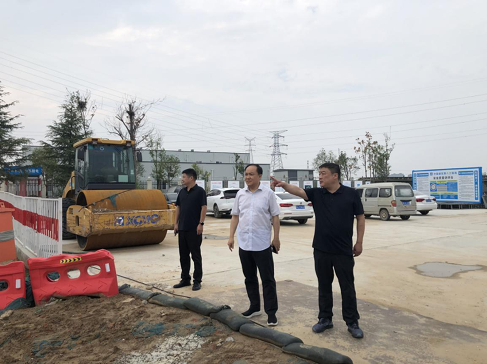 鄭州市建設投資集團有限公司黨委委員、副總經理張巖到侯寨新鎮(zhèn)區(qū)安置區(qū)調研項目建設工作